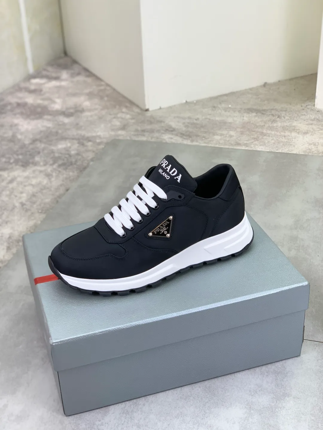 Men's shoes 💰P540 new (higher version) new PRADA (Prada) classic models are on the market at the same time, new men's shoes, 😘fabrics are selected from original imported calfskin. First layer of imported cowhide lining. The original version is awesome! 👍🏿Original open-molded non-slip PU outsole, with exquisite lines, simple and elegant, super comfortable and classy on foot, suitable for leisure travel. Code number: 38-45 (46 customized) 3️⃣ colors available